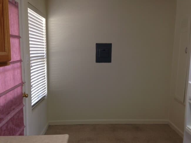 Building Photo - Downtown Downstairs Income Restricted Unit