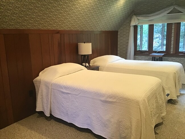second floor bedroom - 5304 Lakeside Blvd