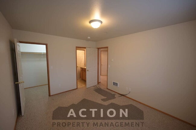 Building Photo - 2 bed 1 bath, top floor apartment in Port Angeles, close to Peninsula College and the Olympic Nat...