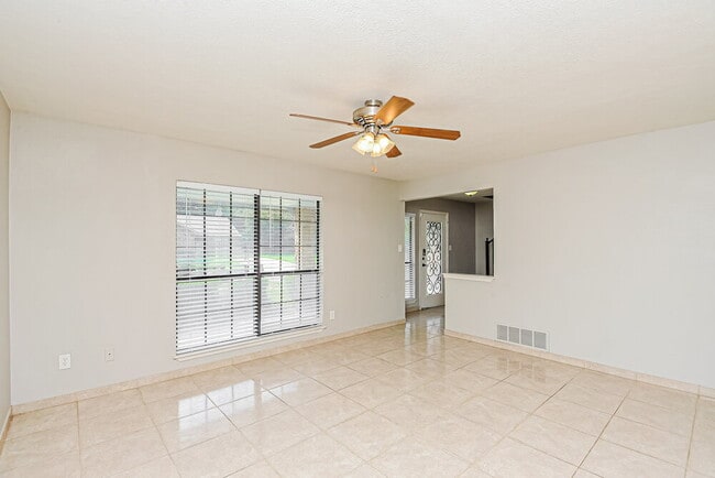 Building Photo - 7529 Ashwood Cir