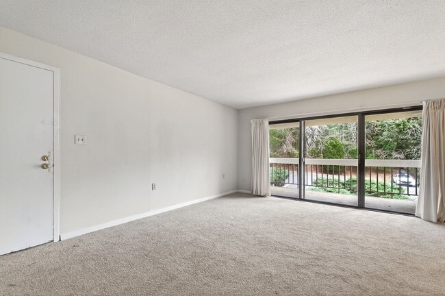 Building Photo - Charming 2BR Bolinwood Condo in Prime Chapel Hill Location!