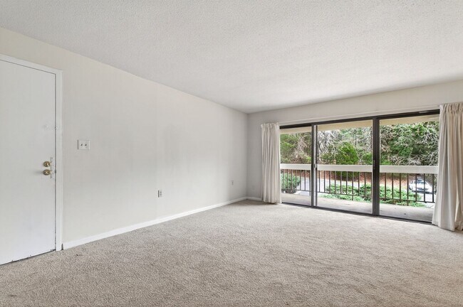 Foto del edificio - Charming 2BR Bolinwood Condo in Prime Chapel Hill Location!