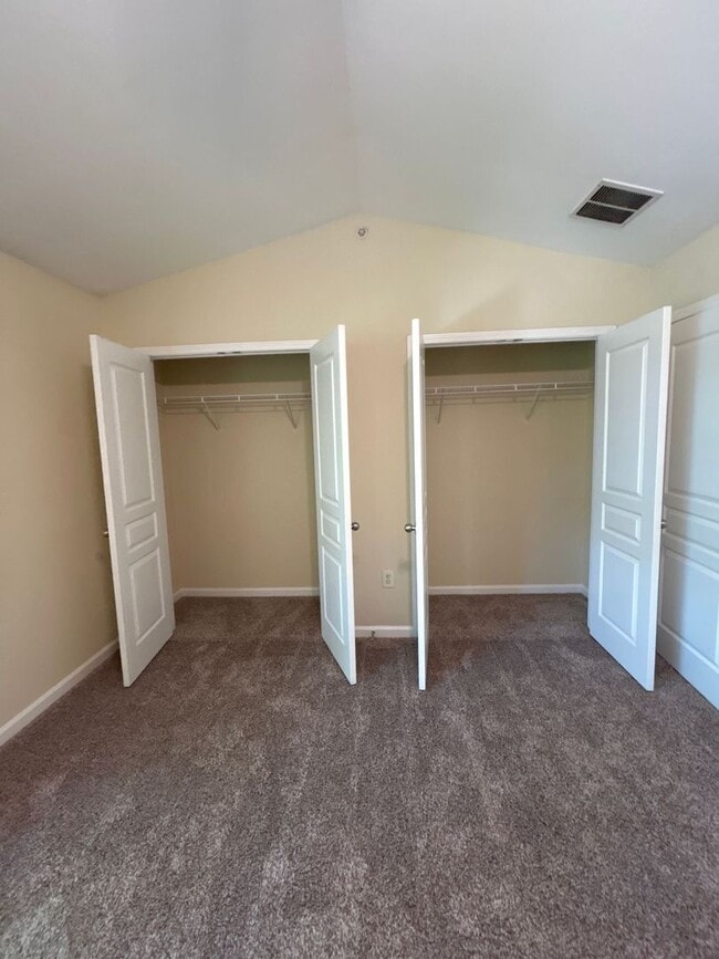 Building Photo - One Bedroom Available in this Three Bedroom Townhouse, Male Applicant!