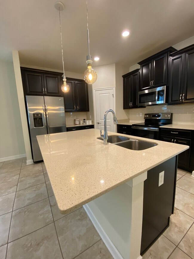 Building Photo - Four Bedroom House in Prime Location near ...