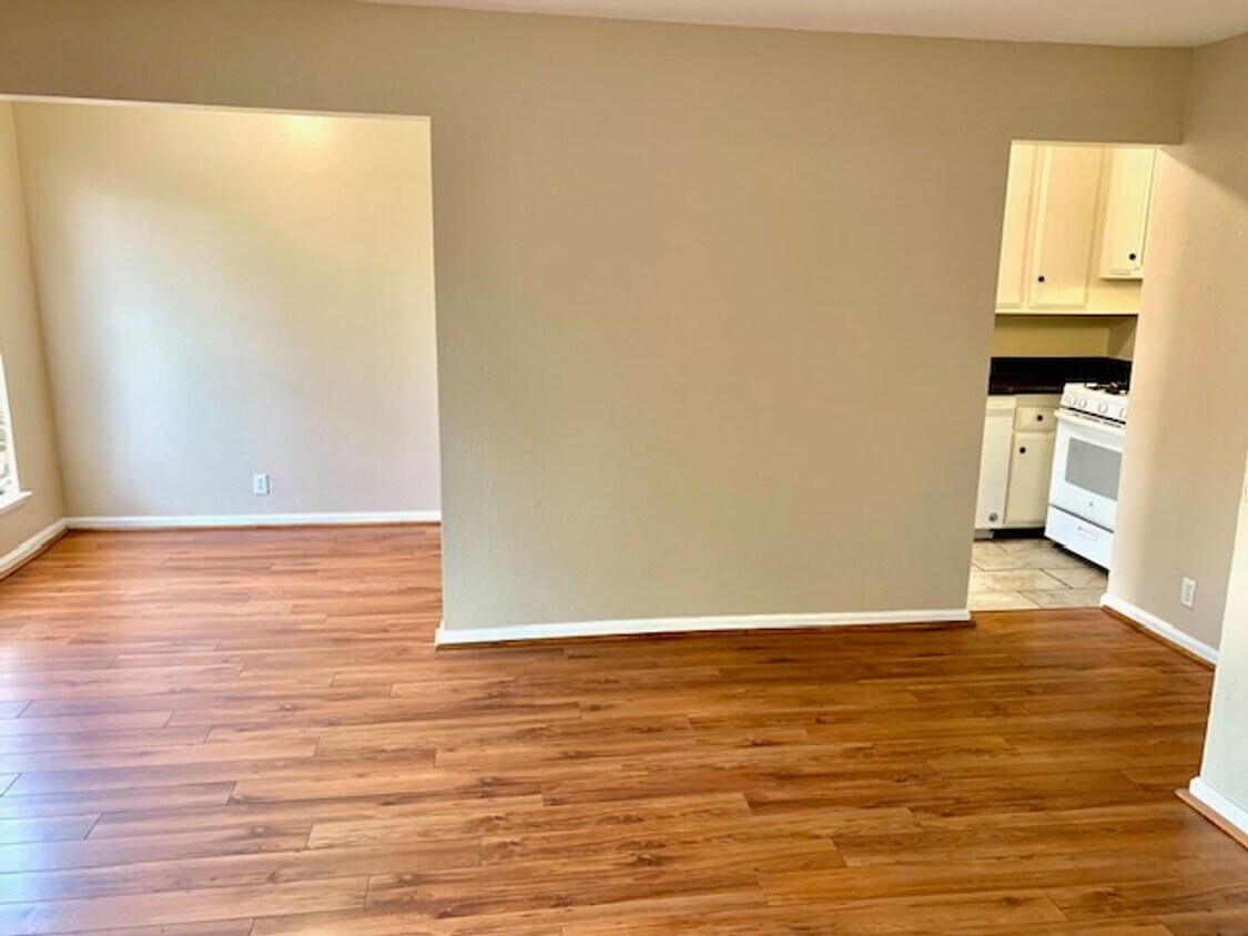 Foto principal - Great 2 bed, 1.5 Bath Condo with Garage in...