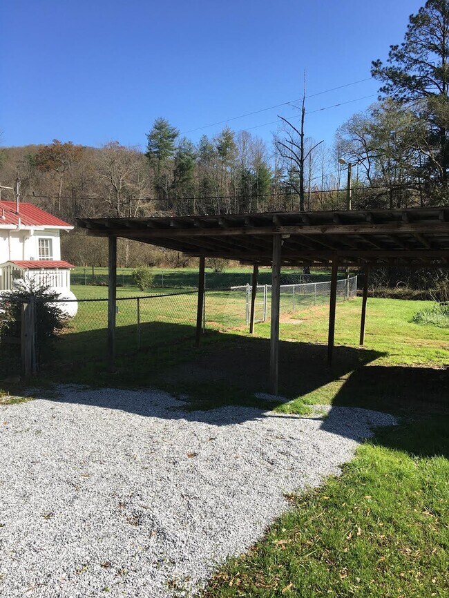Foto del edificio - 4568 Old Clear Creek Rd