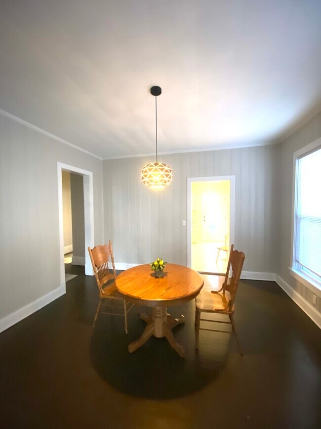 Building Photo - 612 E Chestnut St