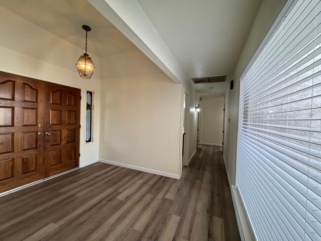 Building Photo - 657 W Escalon Ave