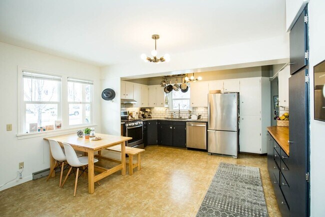 Foto del edificio - $3,000 - 4 bed / 2 bath Centrally Located Single Family Home in Missoula