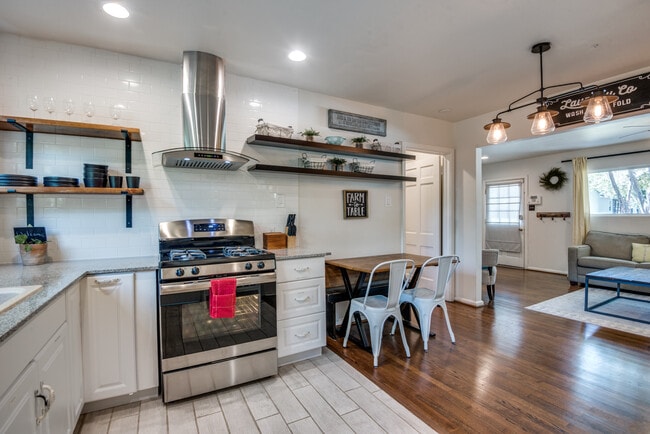 Foto del edificio - 8728 Glencrest Ln