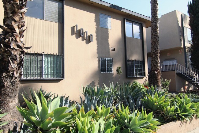 Building Photo - 1010 N Orange Grove Ave