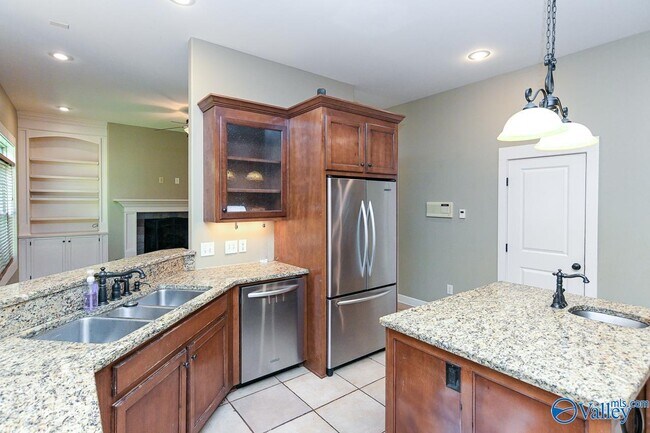 Foto del edificio - 305 Walden Glen Ct