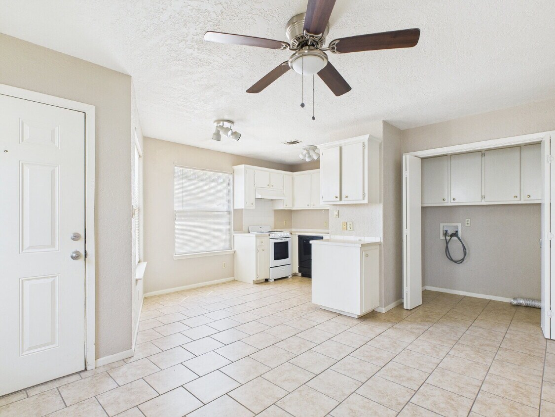 Primary Photo - Small Pet Friendly! 1/1