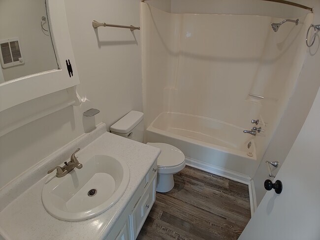 Foto del edificio - 360 Sneed Hill Rd