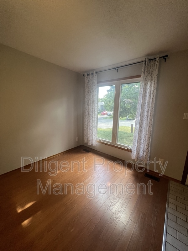 Building Photo - 926 Dainard Dr
