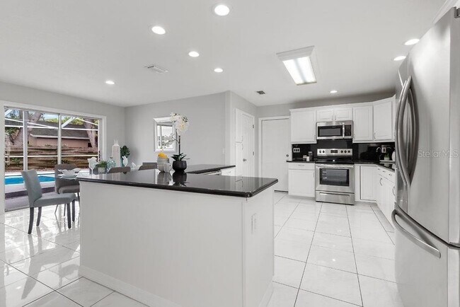 Foto del edificio - Remodeled Pool Home Located in the Very Desirable Bay Crest Park Waterfront Community