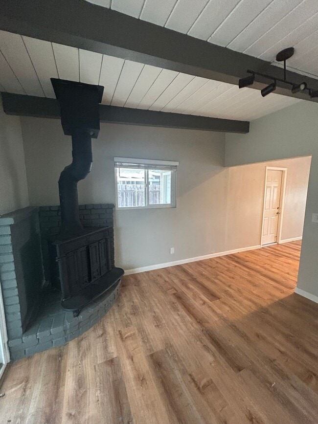 Building Photo - Beautiful 3 Bedroom/2 Bath Single Family H...