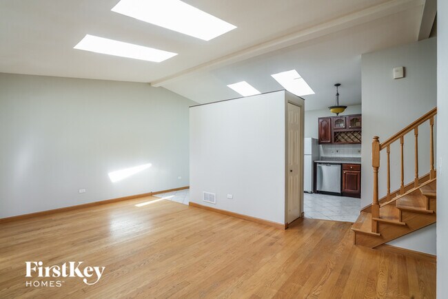 Building Photo - 219 Valley Dr