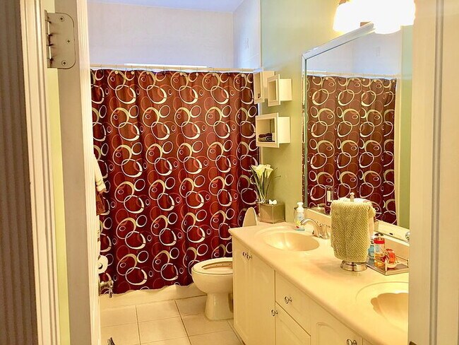 Building Photo - "Spacious 4-Bed Oasis with Granite Elegance & Pool in Miami Lakes"