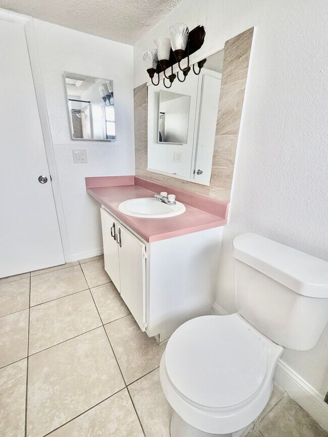 Foto del edificio - Palm Gardens - First Floor