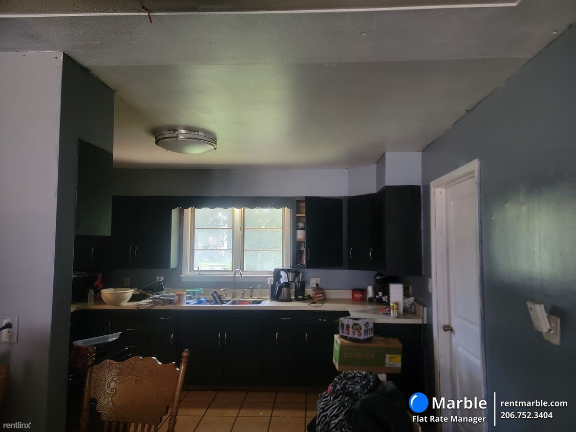 Building Photo - 3 br, 1 bath House - 285 W 1st St