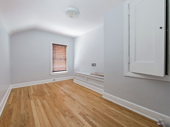 Building Photo - Welcome to this spacious 4 bedroom, 2 bath...