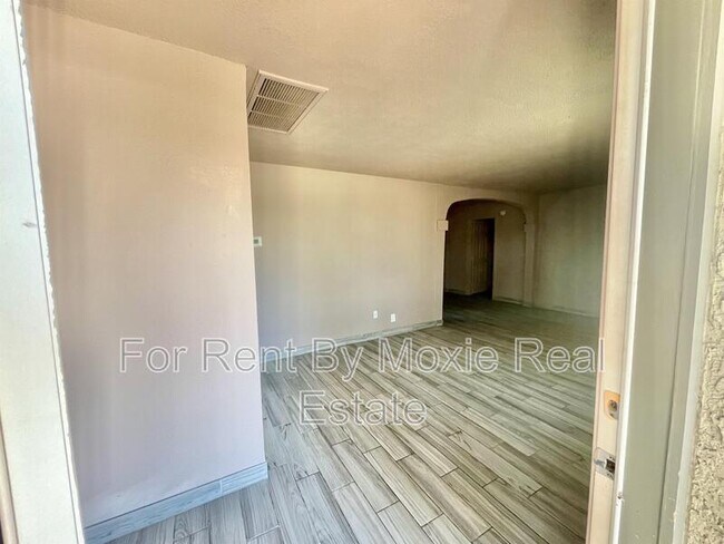 Foto del edificio - 1102 N 27th Dr