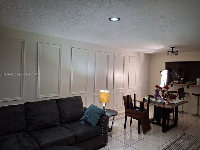 Foto del edificio - 6101 N Falls Cir Dr