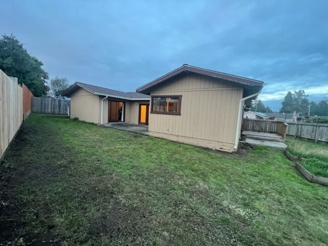 Building Photo - Quiet neighborhood, spacious home, large y...