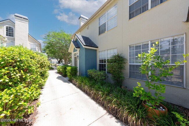 Building Photo - 13703 Richmond Park Dr N
