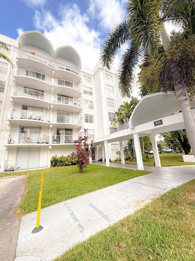 Foto del edificio - 484 NW 165th St