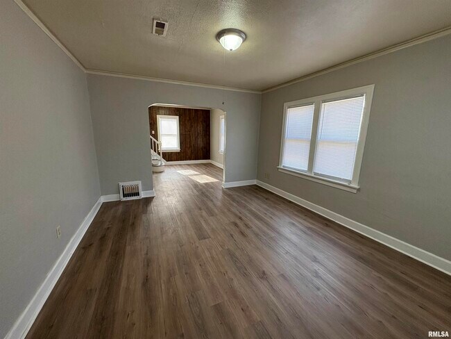 Foto del edificio - 2214 W Tripp Ave