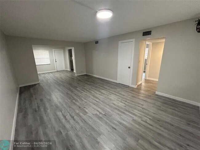 Foto del edificio - 3880 Woodside Dr