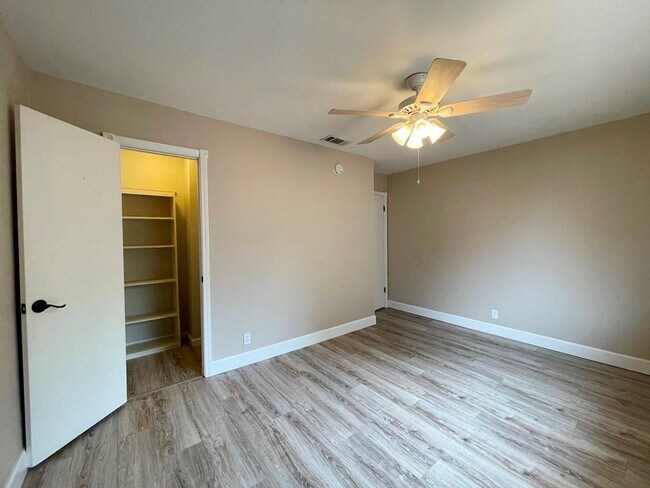 Foto del edificio - 710 Andover Dr