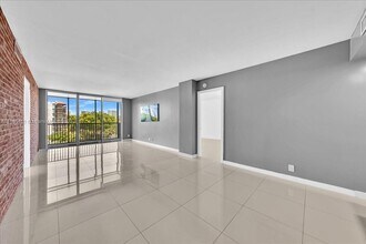 Building Photo - 3101 N Country Club Dr