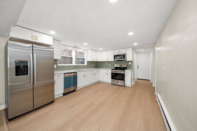 Building Photo - 7062 W Diversey Ave