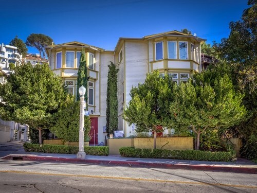 Foto principal - 2640 N Beachwood Dr