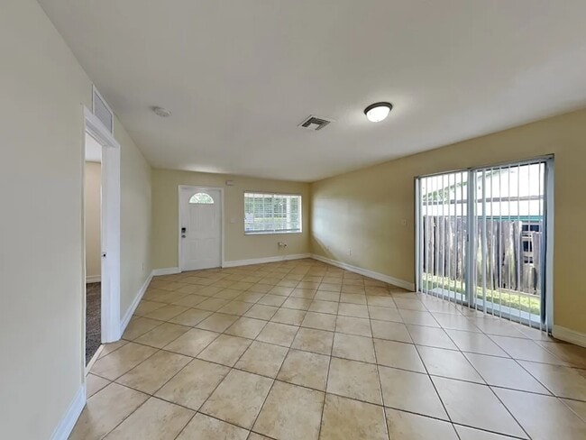 Foto del edificio - 6314 Plunkett St