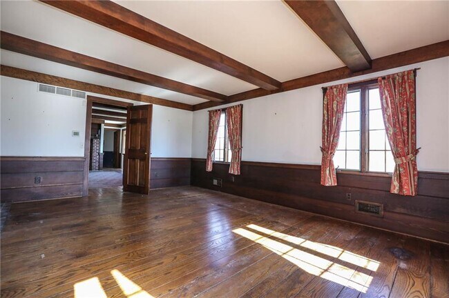 Building Photo - 930 W Bloomfield Rd