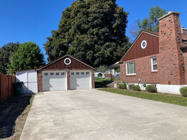 Foto del edificio - Spacious 4 Bedroom on Upriver Drive