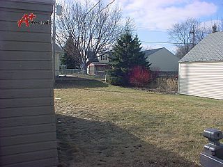 Building Photo - Two bedroom one bathroom house w/ single g...