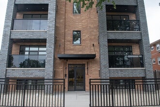 Building Photo - 3557 N Neenah Ave