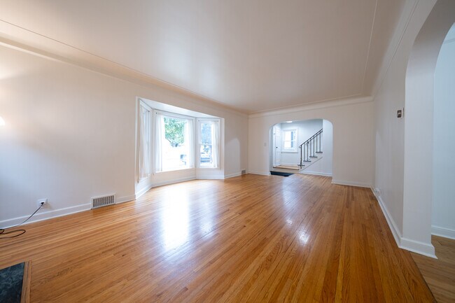 Building Photo - 1600 Thomas Ave W