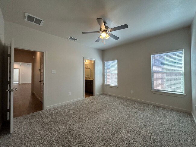 Building Photo - Beautiful 3/2 Townhome Located Directly Ea...