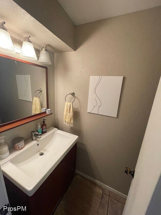 Building Photo - 2 br, 1.5 bath House - 716 W. Mulberry #24