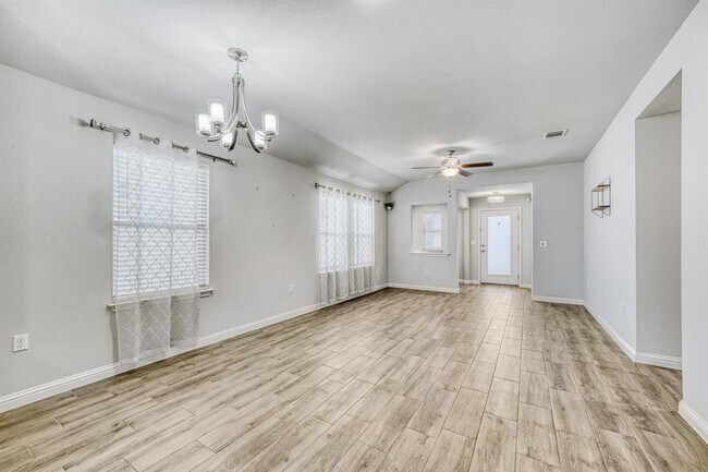 Foto del edificio - 8303 Cottage Rose Dr