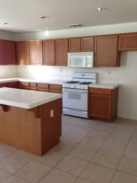 Foto del edificio - 2328 S Fallbrook Dr