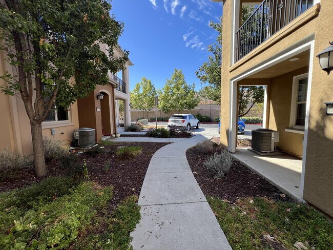Foto del edificio - Spacious 2 Bedroom Townhome in San Jose
