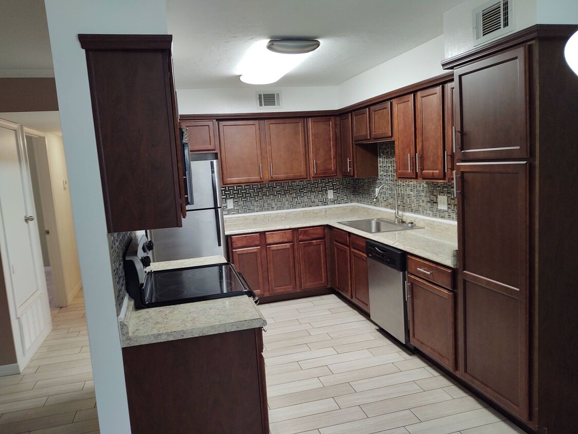 Primary Photo - 2 BED 2 BATH Condo