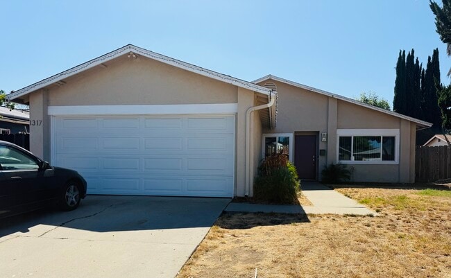 Front of our House in a Friendly Quiet Neighborhood! - 1317 Magnolia Ave